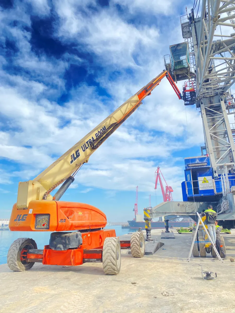 Nacelle JLG Ultra Boom en intervention sur grue portuaire au Maroc