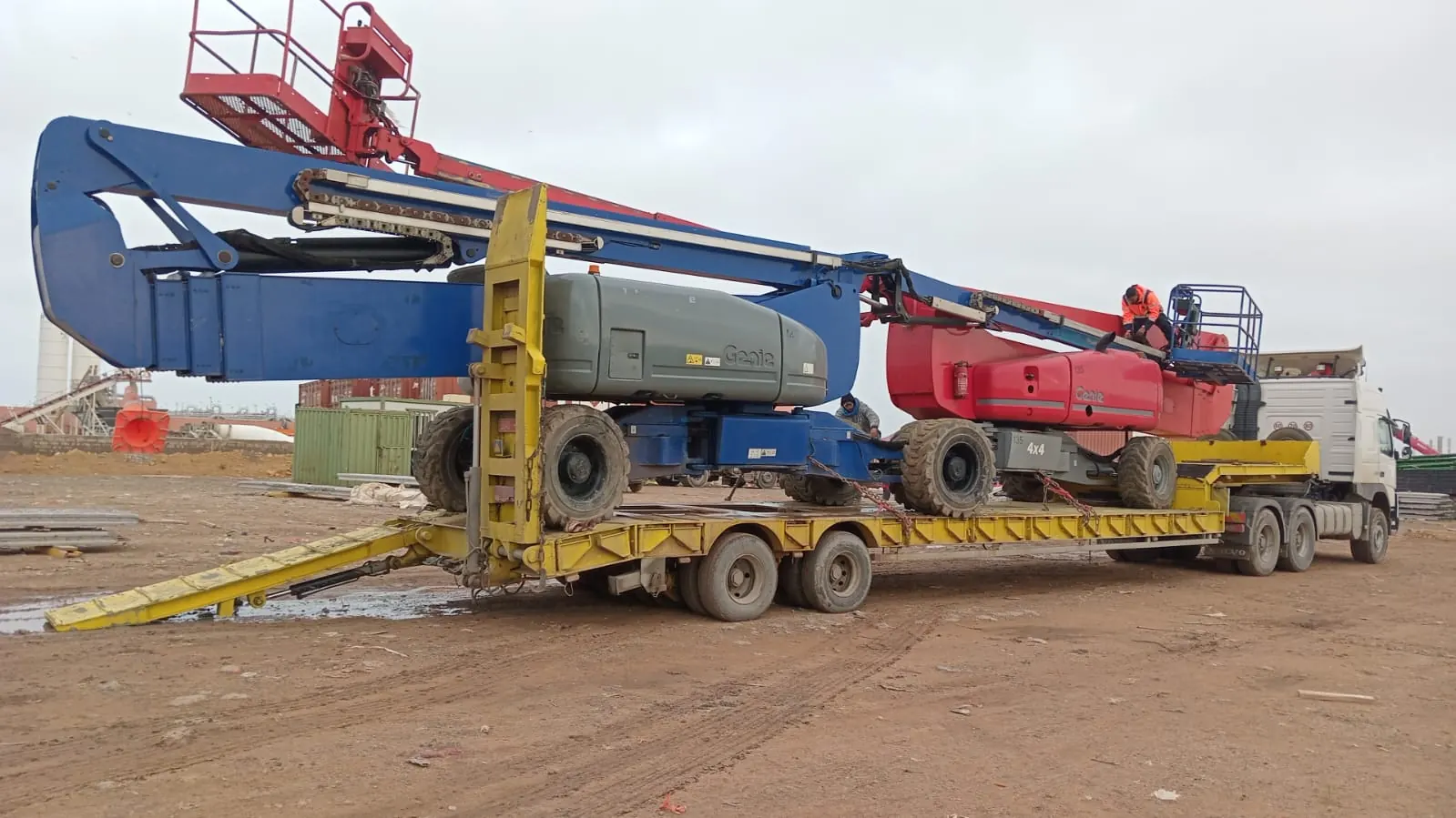 Transport de nacelles sur porte-char pour livraison de chantier